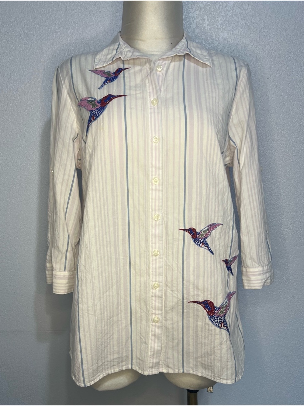 Vintage embroidered hummingbird button down shirt 3/4 length sleeve